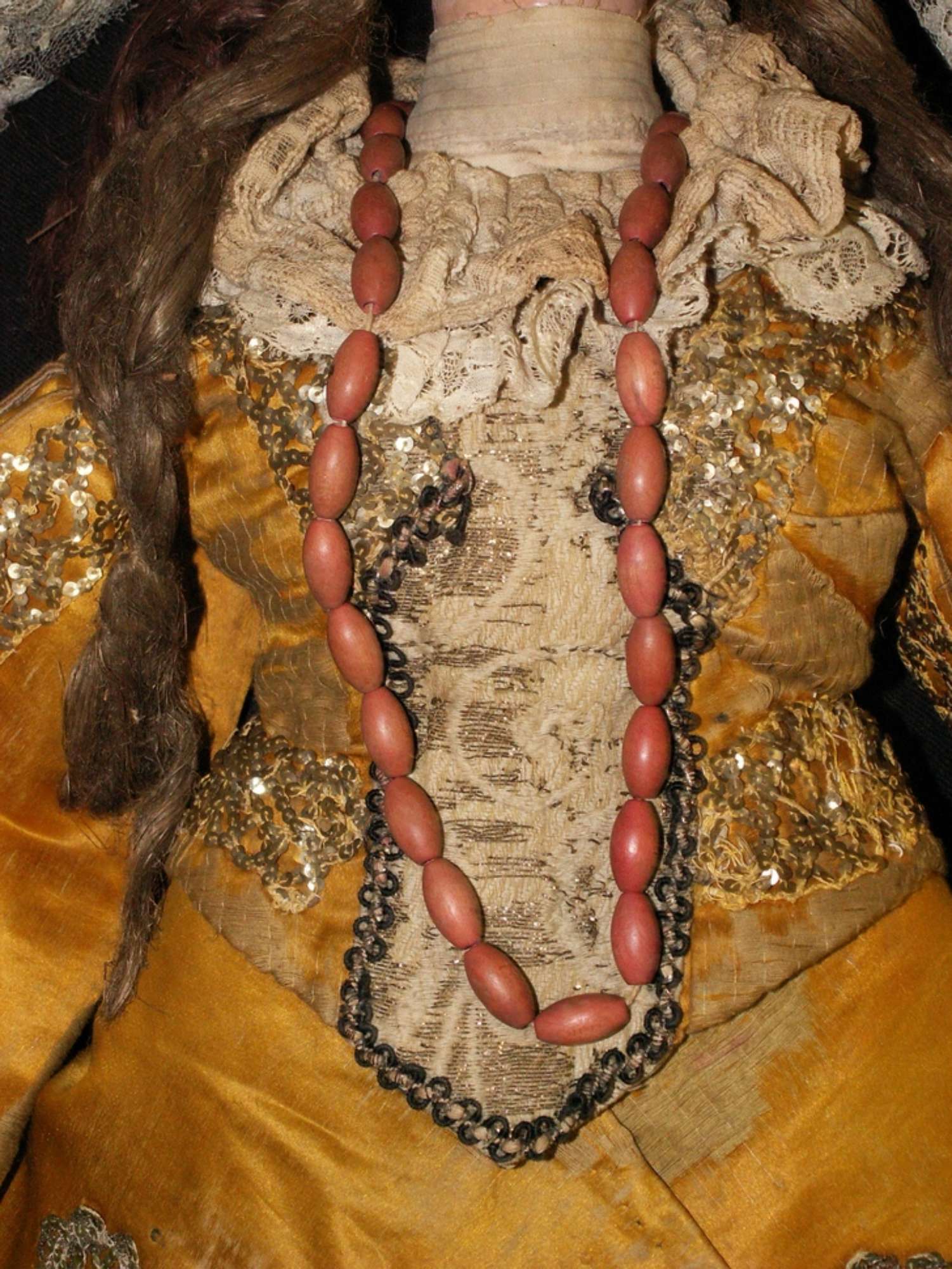 Particolare del corpetto davanti prima del restauro